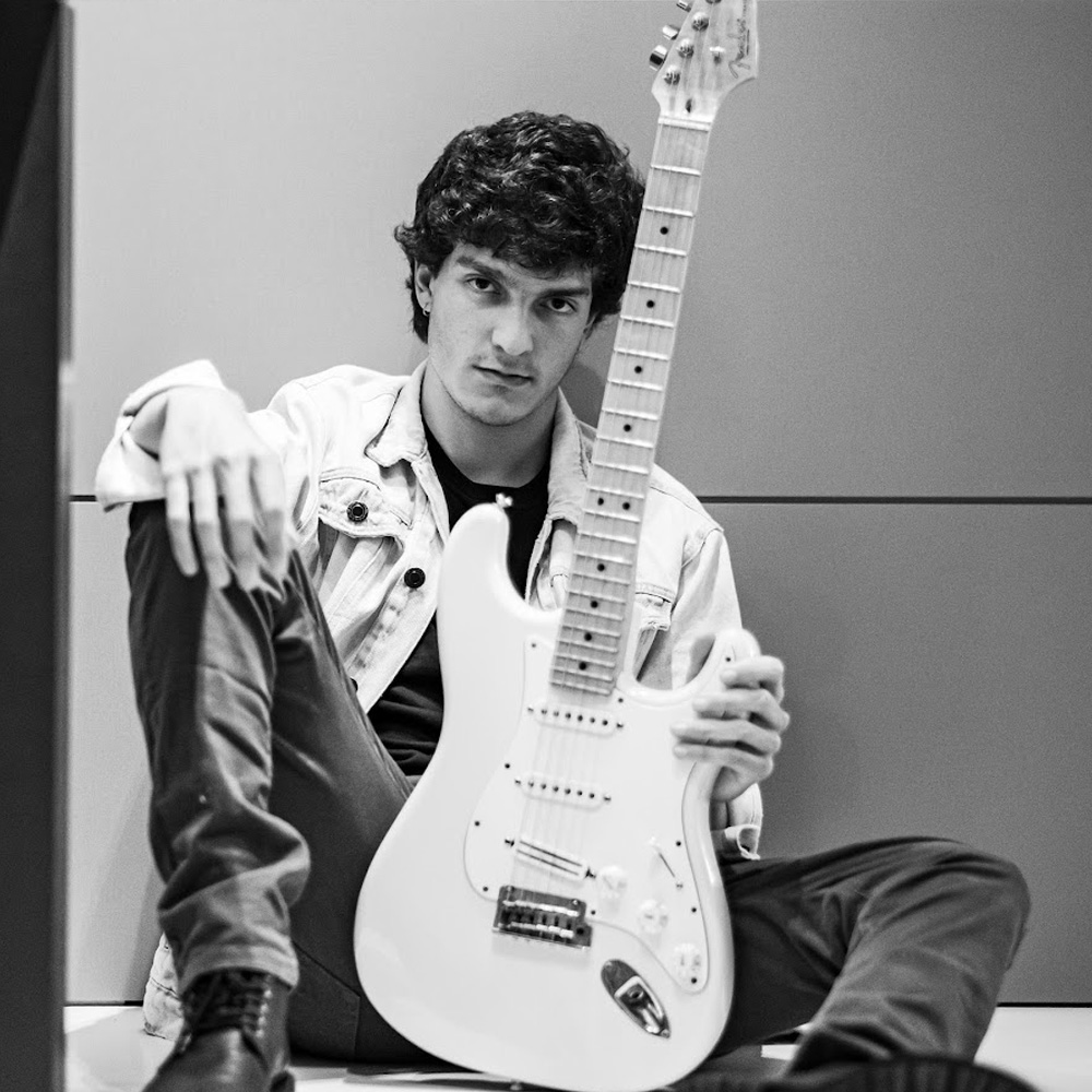 Filipe Rosset, a versatile guitarist, began studying classical guitar at 7 and has since made significant contributions to music education and collaborated with renowned artists.